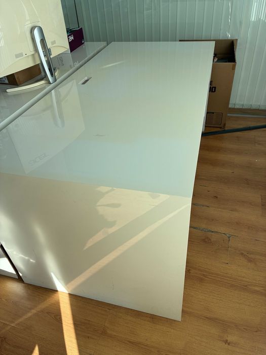 Бяло бюро със шкафчета