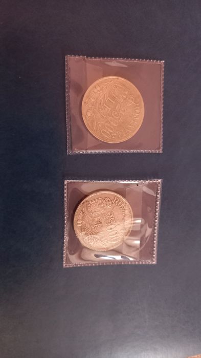 Vand 2 monede mari de Argint de 25.000 lei 1946,luciu din batere
