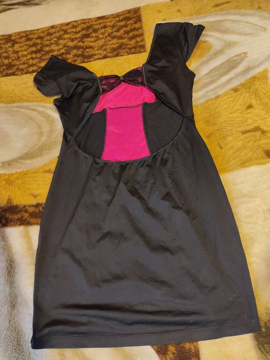 Este o rochie de seara cu spatele gol