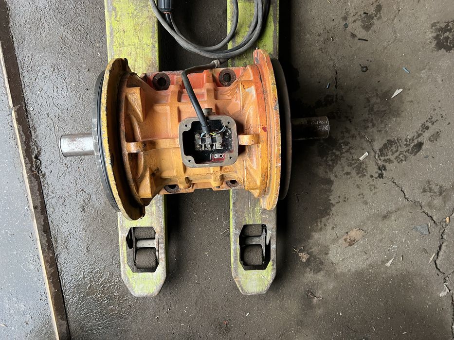 Motor electric trifazat cu ax-arbore dublu  Gr-210 kg