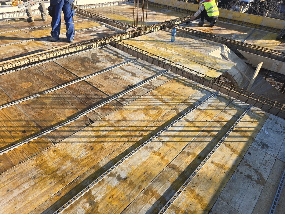Construcții case la rosu și finisaje