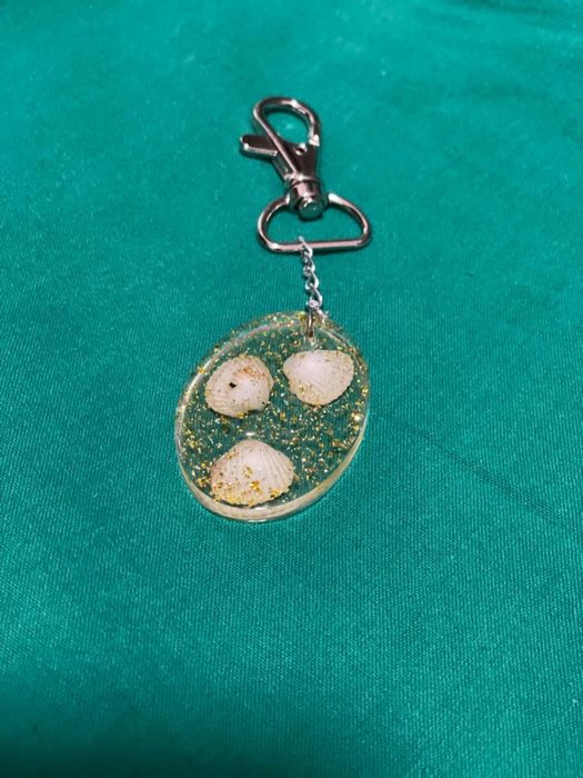 Breloc rasina epoxidica cu scoici