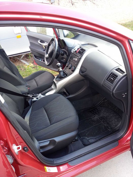 Продавам Тойота Аурис 1.33 бензин