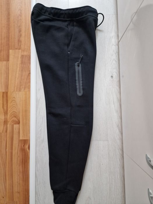 Продавам долнище черно NAKE Tech