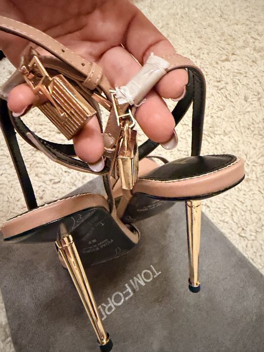 Sanda dama Tom Ford roz