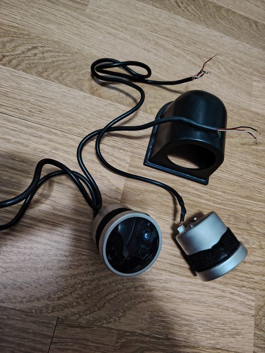 Уреди за измерване на температура и налягане на маслото на кола