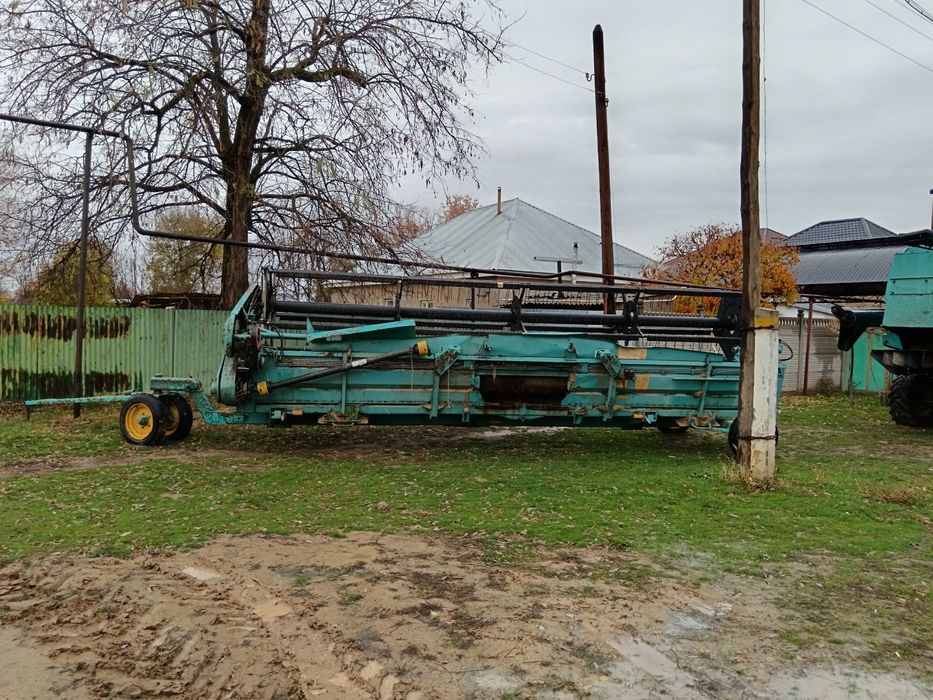 Комбайн Essil на ходу