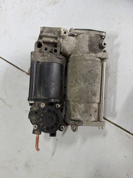 Compresor suspensie pneumatica perne audi a8 d4 4H in stare buna