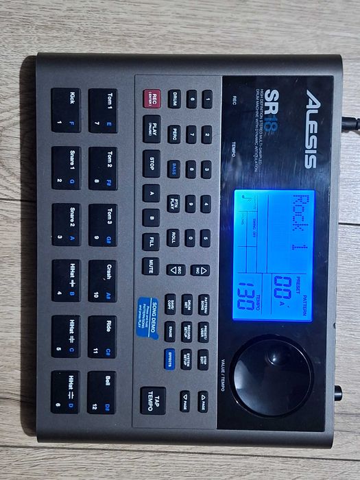 Vând drums machine Alesis SR 18