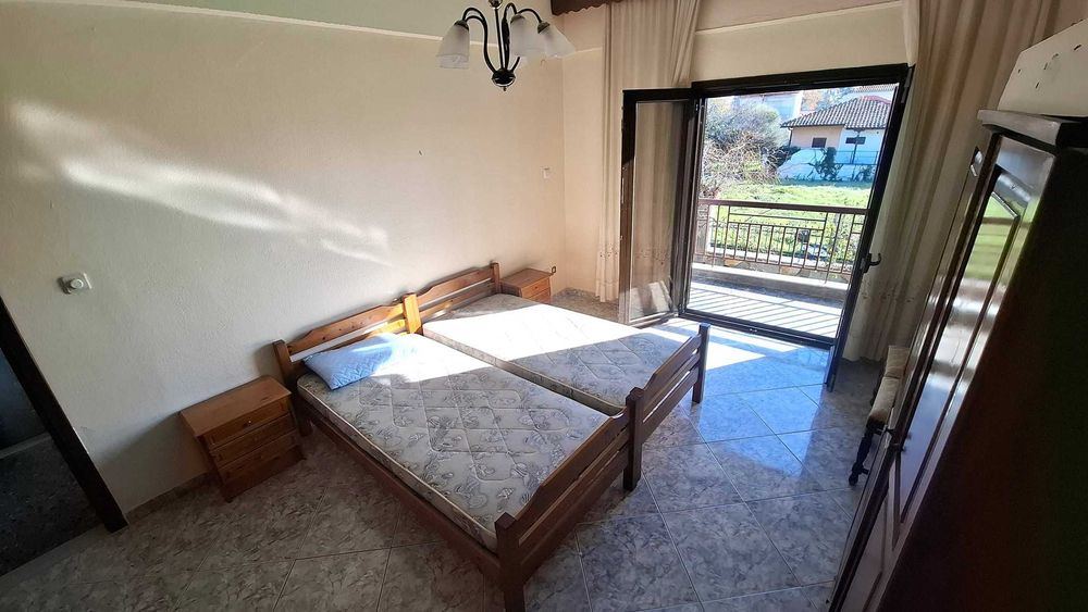 Продава триетажна къща 250 м2 и двор 400 м2 в Аспровалта, Гърция