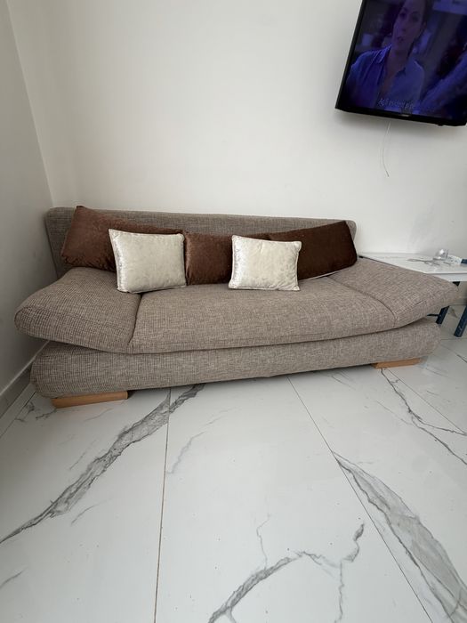 Vând canapea extensibilă în stare foarte bună folosită de câteva luni