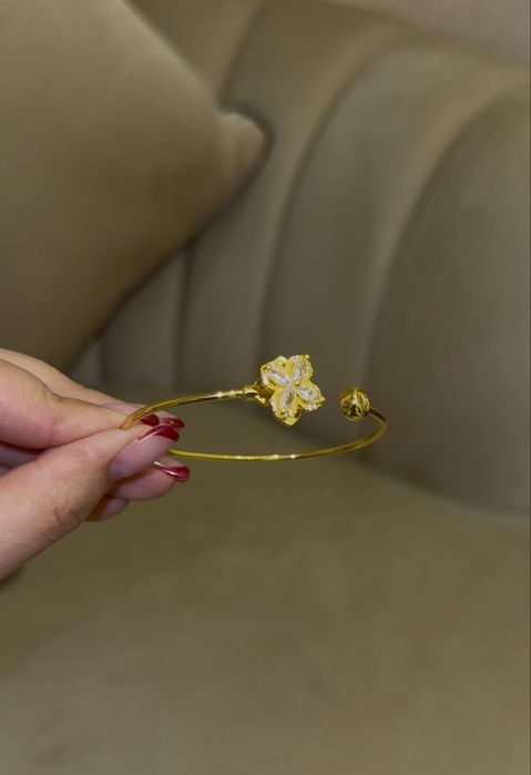 Браслет с крутящейся клевером