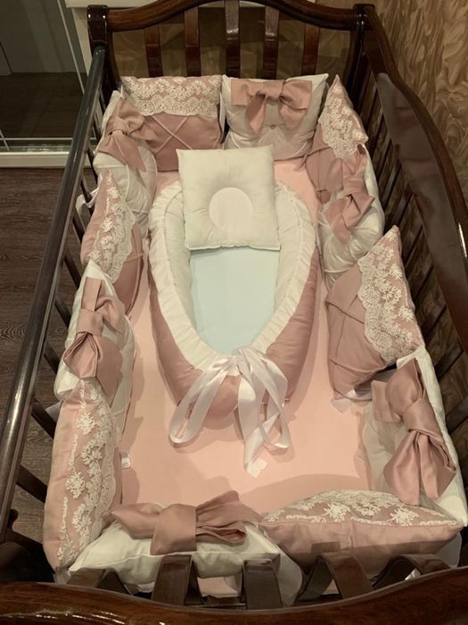 Продам набор в детскую кроватку ,конверт ,лежанку