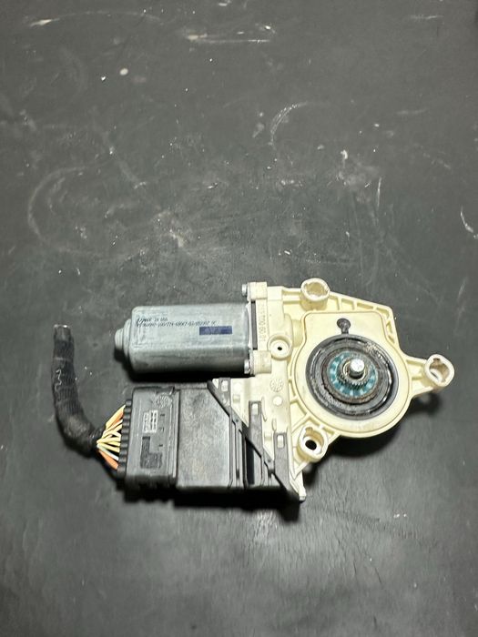 Motoras macara geam dreapta spate Volkswagen Vw Jetta Golf 5 Passat B6