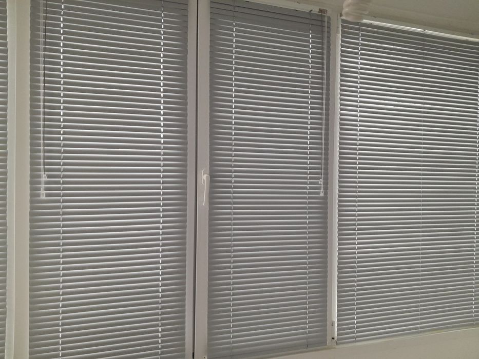 Jaluzele orizontale din aluminiu,  culoare gri
