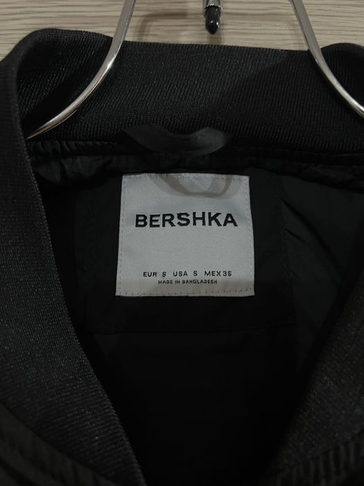 Бомбер-ветровка bershka(черный)