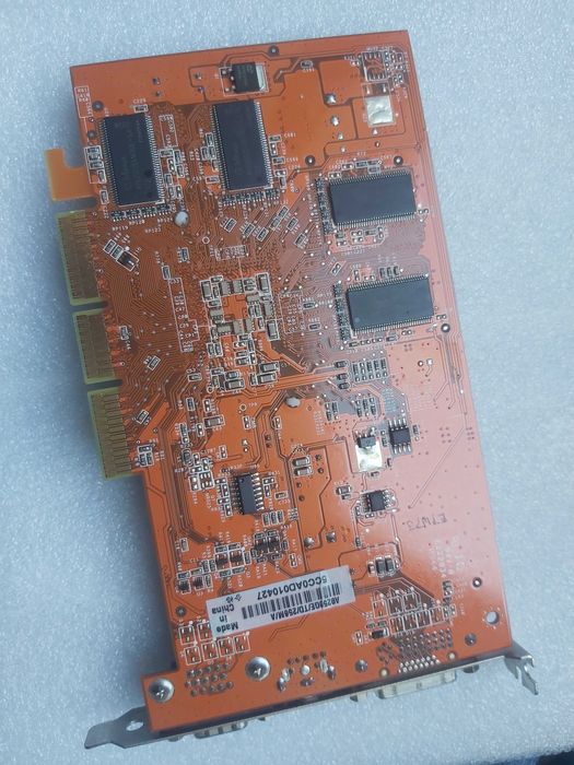 Placa video retro tehnologie AGP model ASUS Radeon 9550 (Vram 256Mb/128bit)