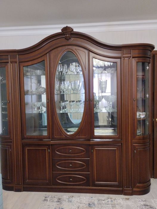 Продам сервант в гостиную