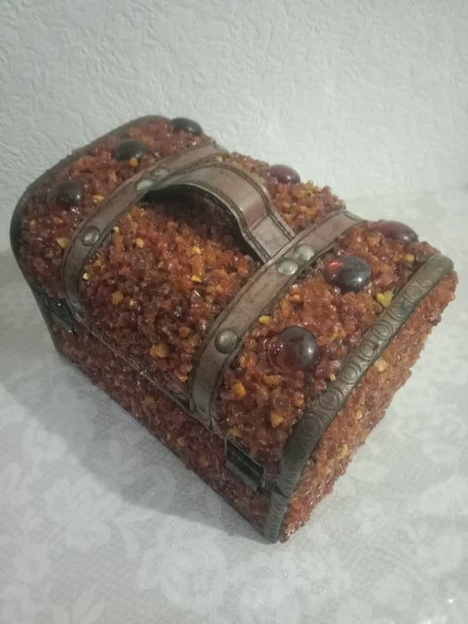 Шкатулка,инкрустированная янтарем