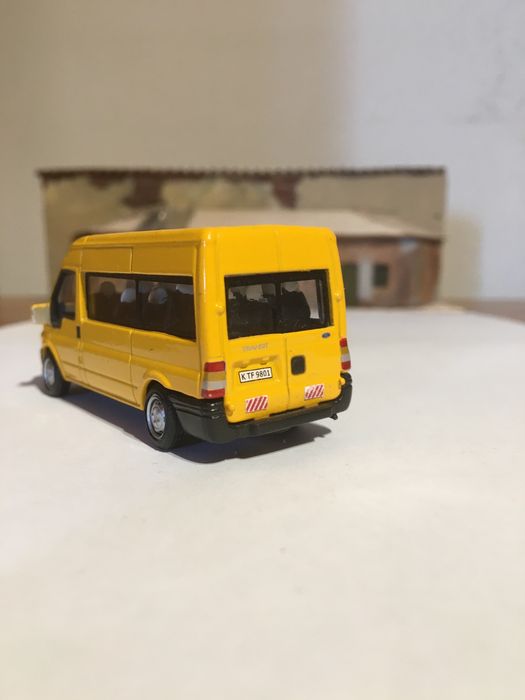 Macheta Ford Transit scara 1:72 Cararama
