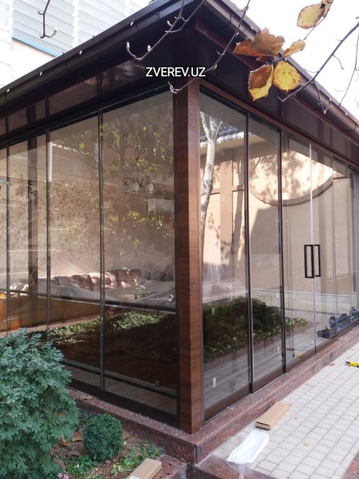 Раздвижные стеклянные конструкции, двери.