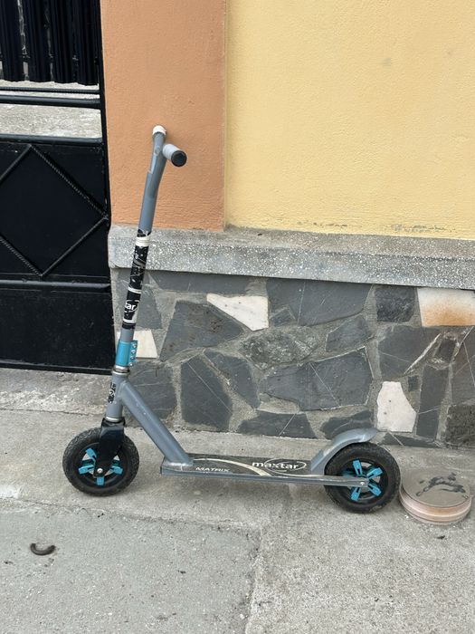 Vand trotinera de offroad cu cauciucuri de teren