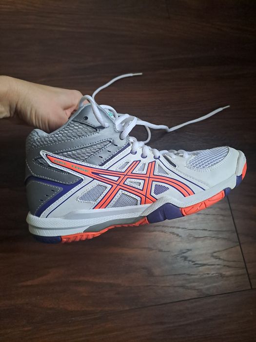 Маратонки Asics-нови