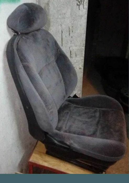 15 и 14 и 13 гуми с джанти.Също така и запазени седалки