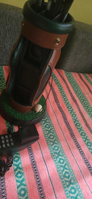 Telefon vintage cu crose de golf, geantă de golf,
