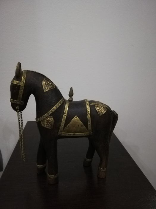 Дървена статуетка на кон с месингови орнаменти. Чудесен подарък.