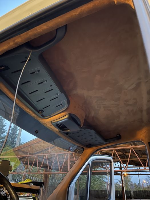 Retapitare Reconditionare plafon stalpi si fete usi alcantara textil