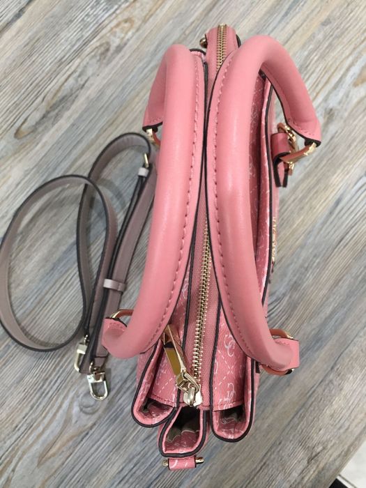 Шикарная сумочка Guess