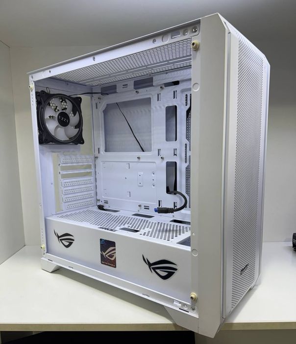 Hunt key oq case yaxshi holatda yon oynasi yoq