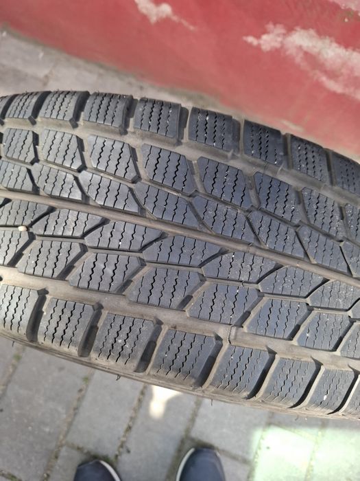 Vind 2 anvelope cu gantei  205/60R16Cin stare foarte buna.