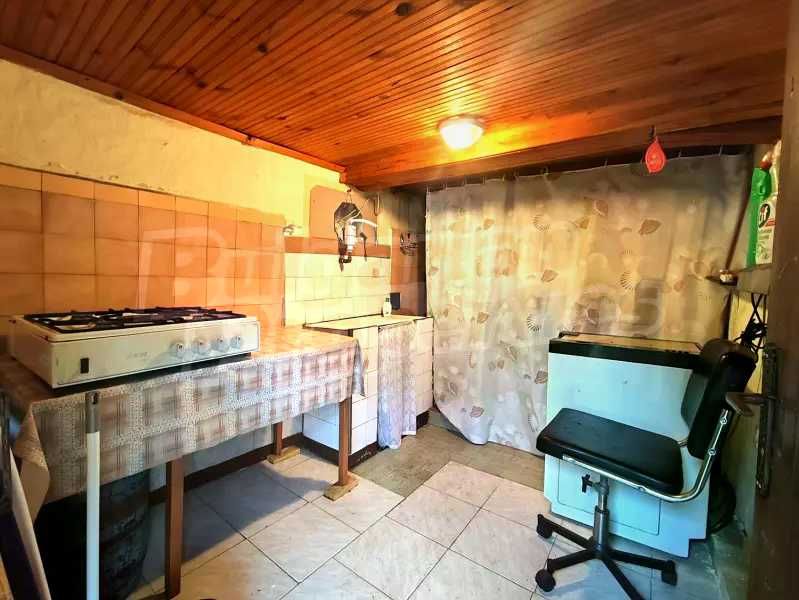 Продавам къща с двор