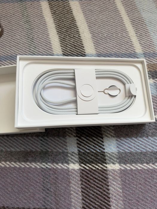 iPhone 16 Pro 256 GB Desert Titanium като нов + оригинални калъфи подарък