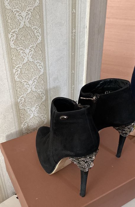 Замшевые ботильоны