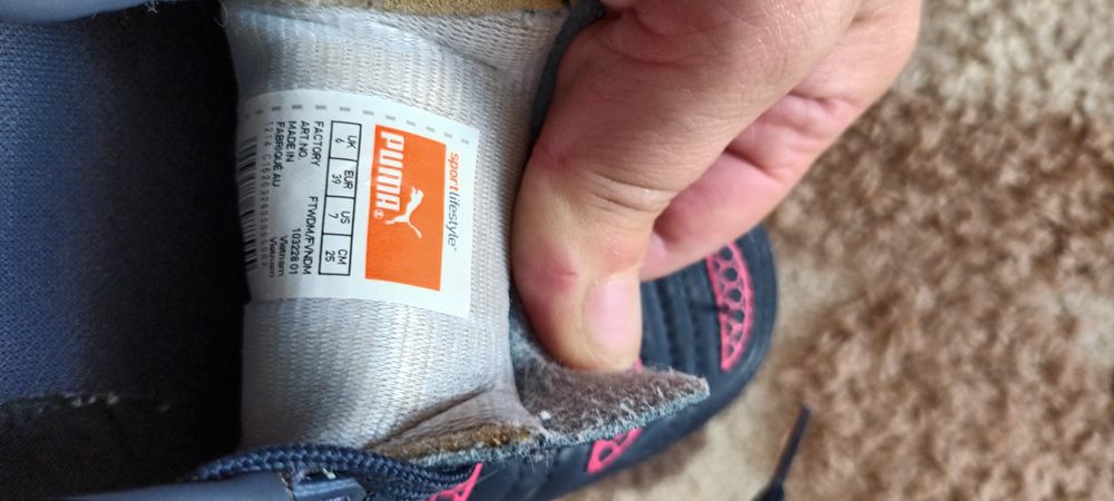 Vând   crampoane 39