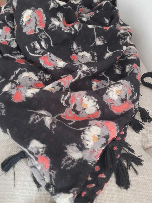 Esarfa Pepe Jeans cu 2 fete,50 lei, deosebita