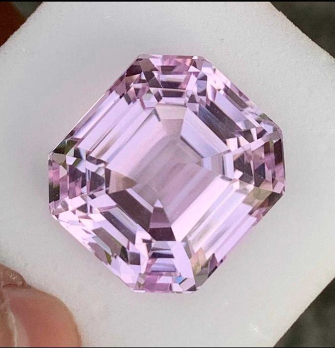 Kunzit natural impresionant roz purpuriu 54.99 ct