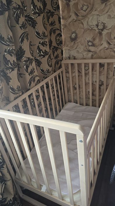 Детская кроватка с матрасом