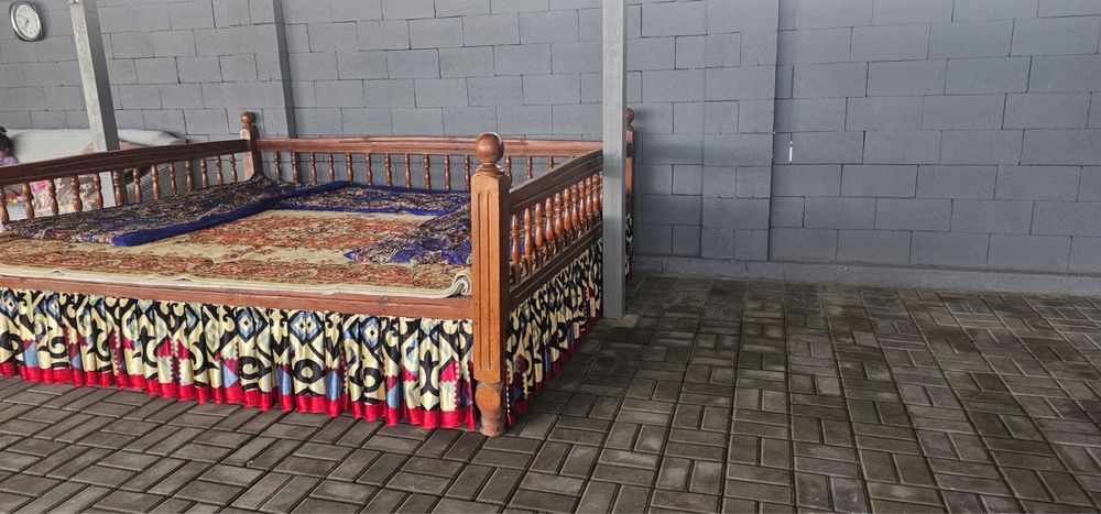 Лакированный топчан