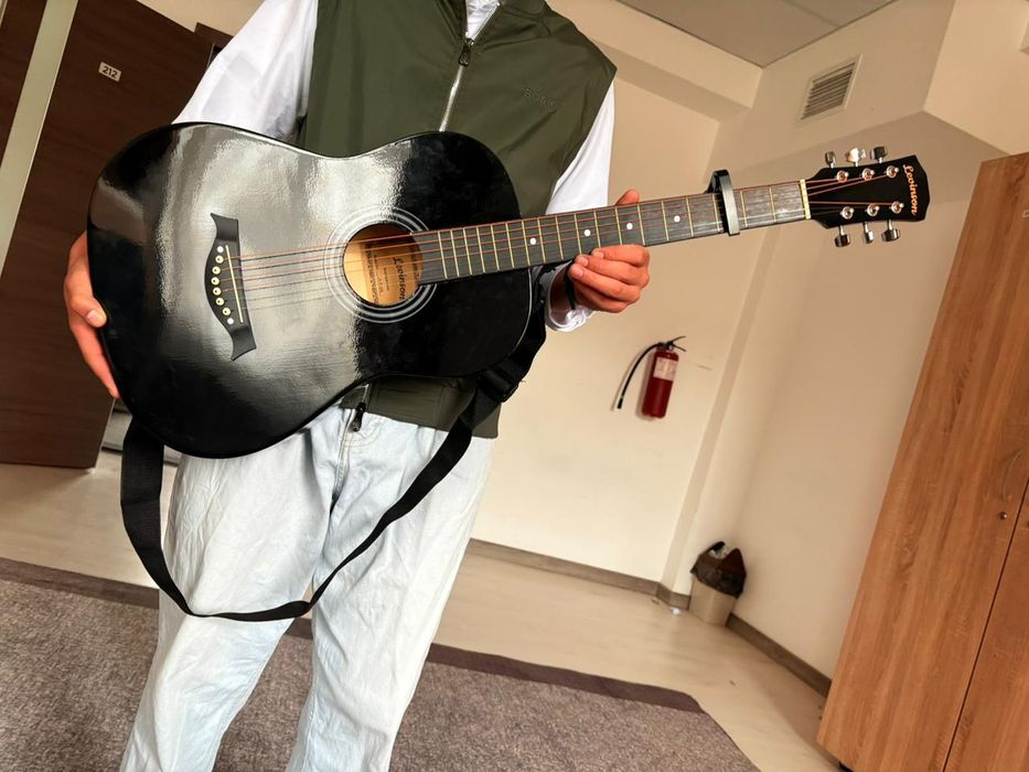 Гитара шұғыл ақша керек болып арзан сатамын