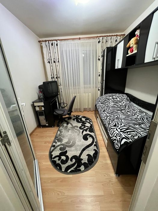 Vând apartament cu trei camere