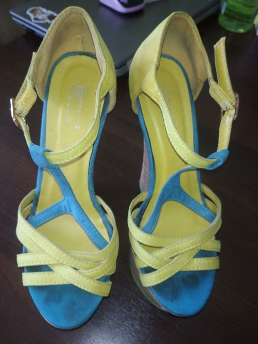 Продам босоножки