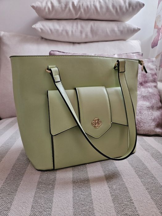 Кожена чанта за рамо с две дръжки външен джоб  капак регулируема през