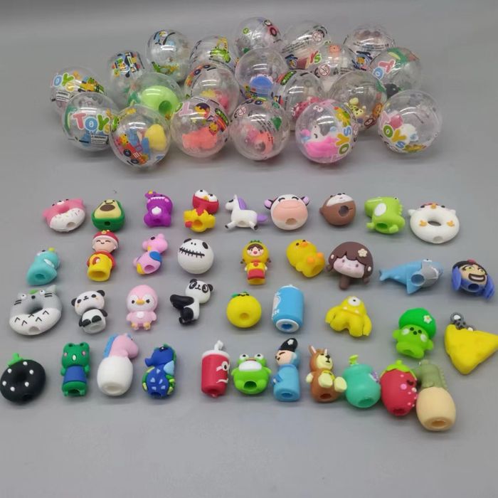 Топчета капсули с играчки за вендинг машини ф50мм