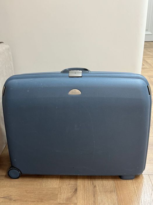 Продам прочный чемодан