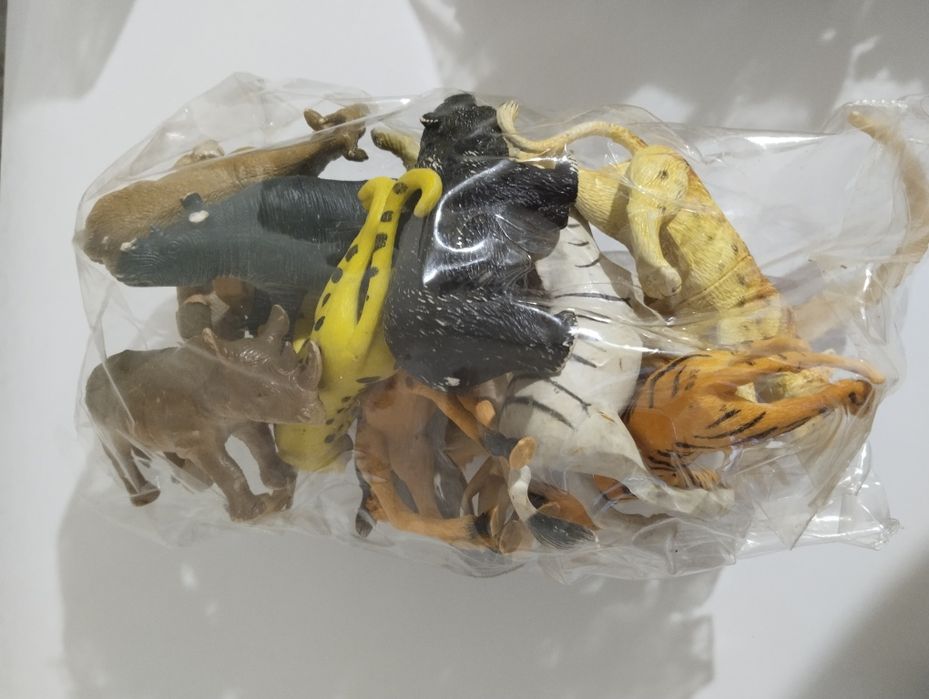 Продам игрушку динозаврики