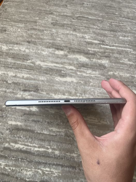 Vand ipad 6 cu ecran crapat functioneaza impecabil